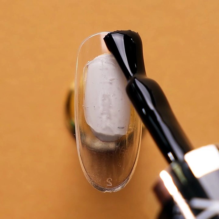 Black and white unique nail art! 🖤🤍