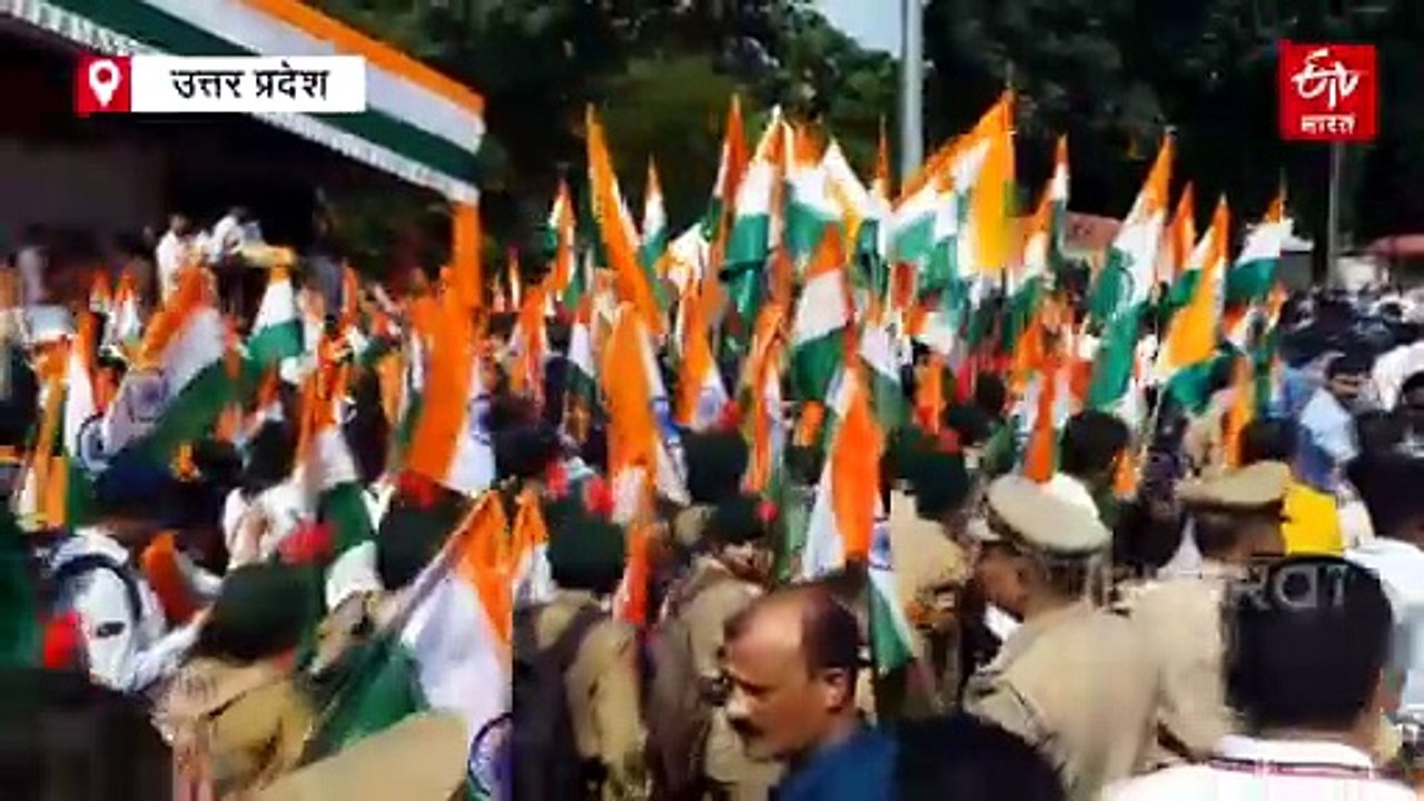 शहीदों के सम्मान में सड़कों पर उतरे सीएम योगी, लखनऊ में निकाली भव्य तिरंगा यात्रा