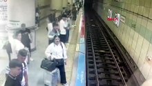 İstanbul’da görme engelli genç, metro raylarına düştü: Dehşet anları kamerada