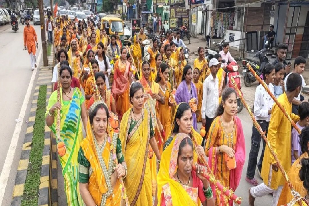 रायपुर में निकली कांवड़ियों की टोली