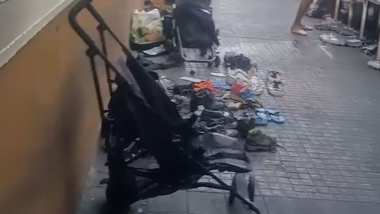 Vecinos de Palma en pie de guerra: marroquíes y argelinos montan un mercadillo ilegal en plena calle para vender objetos robados