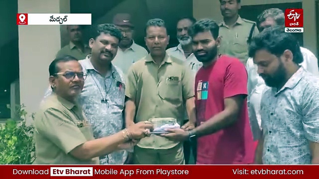 ఆర్టీసీ కండక్టర్ నిజాయతీ - రూ.2 లక్షల నగదు, ల్యాప్​టాప్ ఉన్న బ్యాగ్ ప్రయాణికుడికి అప్పగింత