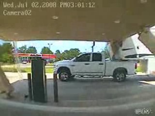Régis veut faire le plein avec sa caravane
