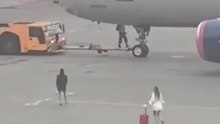Flug verpasst: Zwei Passagiere laufen über das Rollfeld