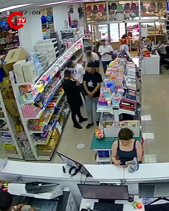 Kırtasiye çalışanını darbettiler; o anlar kamerada