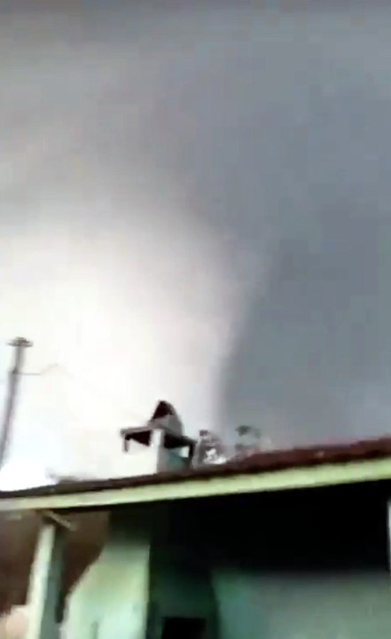 Tornado deixa rastro de destruição em Piraí do Sul e vídeos impressionam