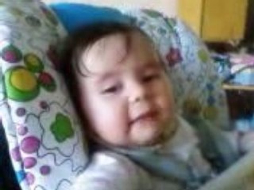 Justine, 8 mois 4j : Babillage ou premier mot