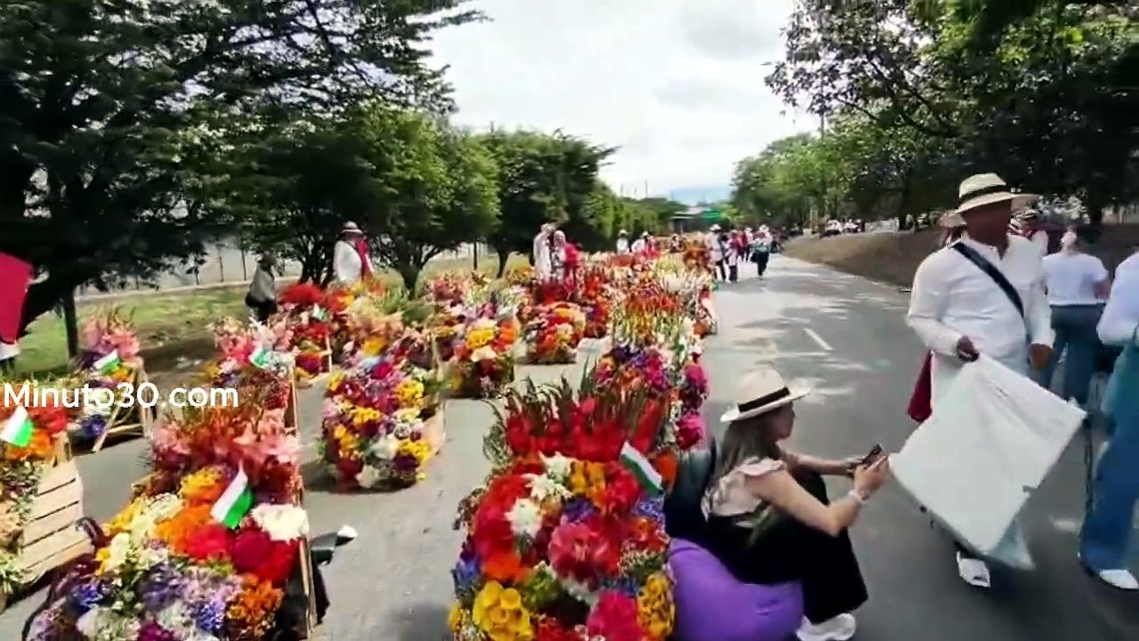 Ríos de gente se agolpan a esta hora para disfrutar del Desfile de Silleteros