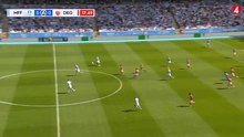 Tira e segna da dietro la metà campo: il gol è incredibile!