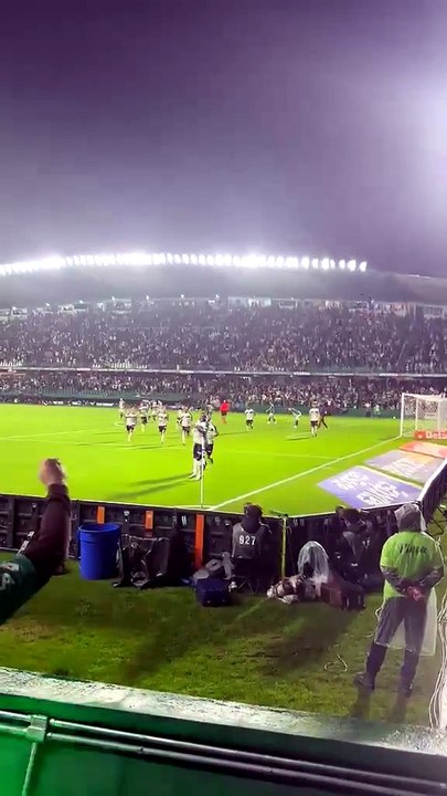 Jogador cai em túnel ao pular placa para comemorar gol do Coritiba; assista