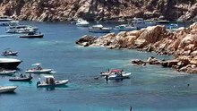L'assalto delle barche a Cala Coticcio: le immagini sono impressionanti - VIDEO
