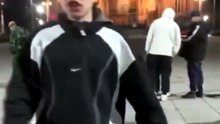 Un desafío de boxeo organizado por un influencer en Plaza Moreno terminó con operativo policial y repudio