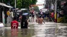 Heavy monsoon rain triggers flooding in Manila
