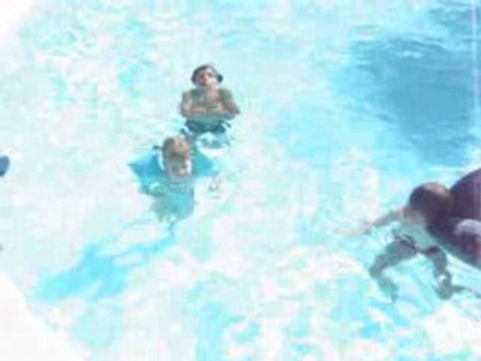 laly dans la piscine