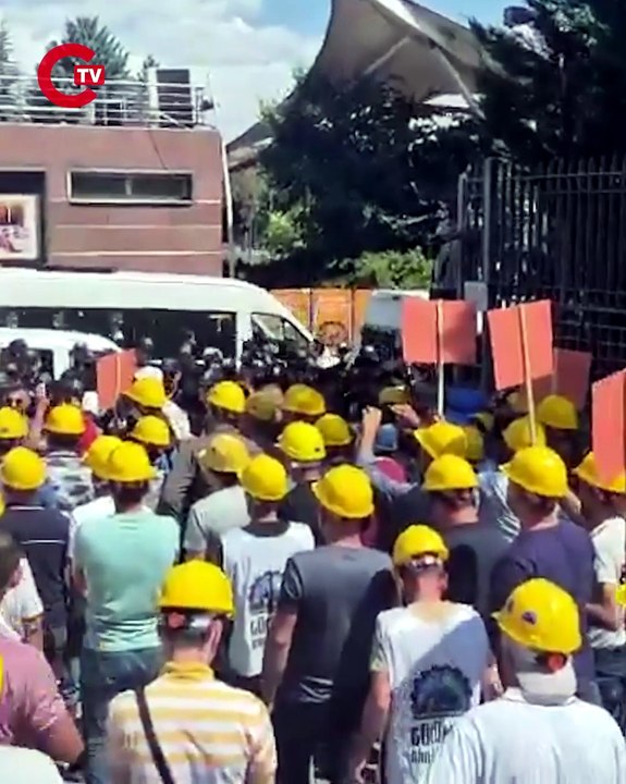 Enerji Bakanlığı önüne girişimiz polis tarafından engellendi. Yıldızlar SSS Holding tüm memleketi soyarken izleyen Enerji Bakanlığı şimdi madenciyi gözaltına aldırıyor.