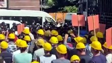 Enerji Bakanlığı önüne girişimiz polis tarafından engellendi. Yıldızlar SSS Holding tüm memleketi soyarken izleyen Enerji Bakanlığı şimdi madenciyi gözaltına aldırıyor.