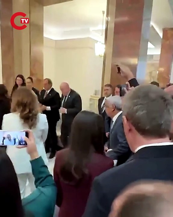 DEM Parti milletvekilleri çerçeve yasa görüşmeleri öncesi TBMM kulisinde MHP Genel Başkanı Devlet Bahçeli ile tokalaştı