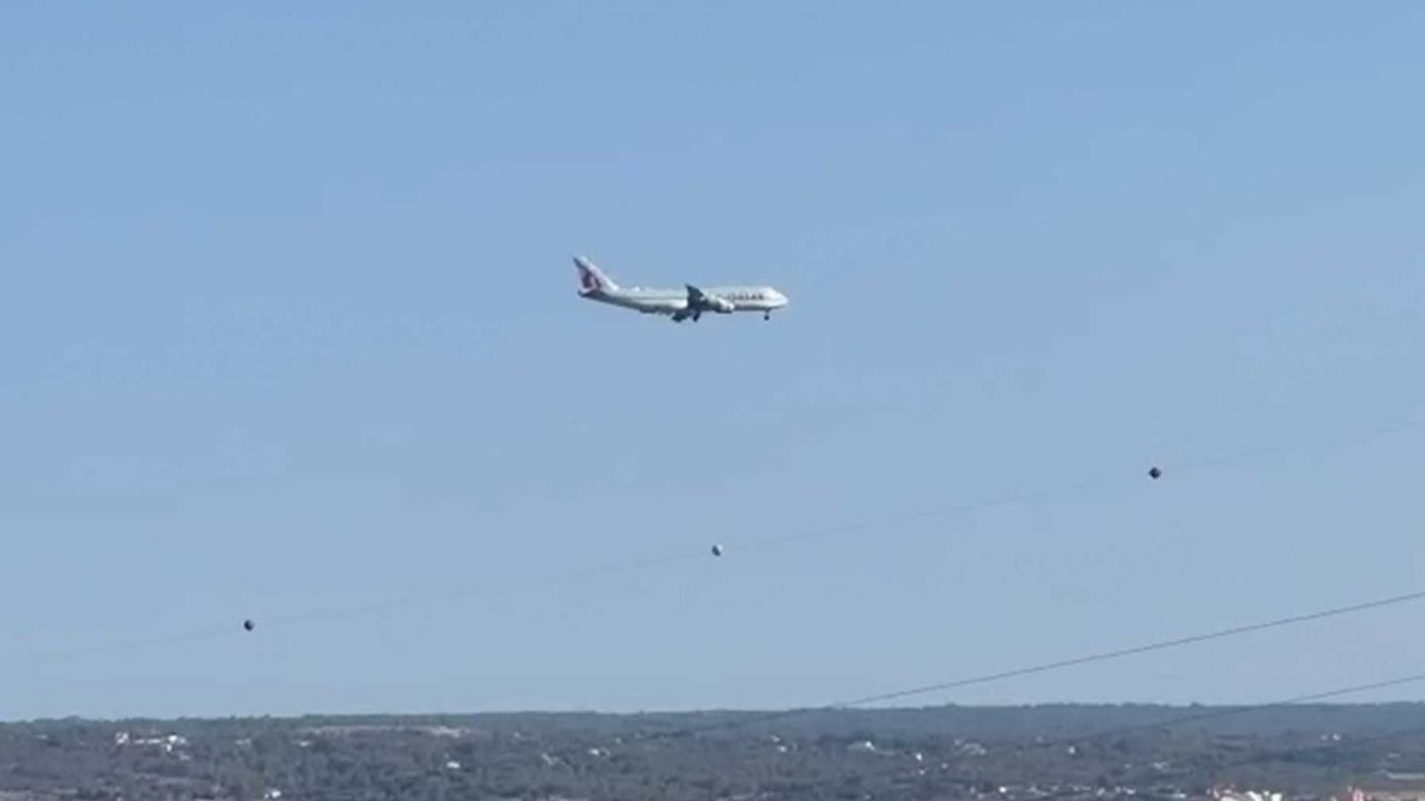 El aterrizaje del gigantesco jet privado de la realeza de Qatar en Mallorca obliga a revisar hasta el último tramo de la pista del aeropuerto