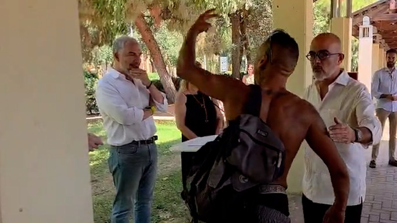 Un hombre increpa a Bendodo en plena rueda de prensa en Barcelona