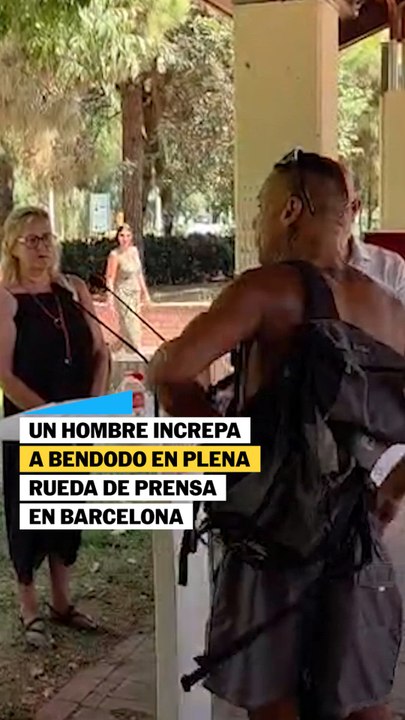 Un hombre increpa a Bendodo en plena rueda de prensa