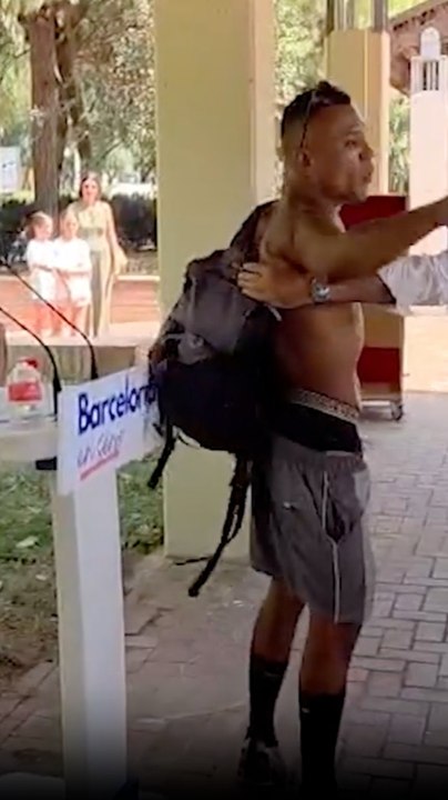 Un hombre increpa a Bendodo en plena rueda de prensa