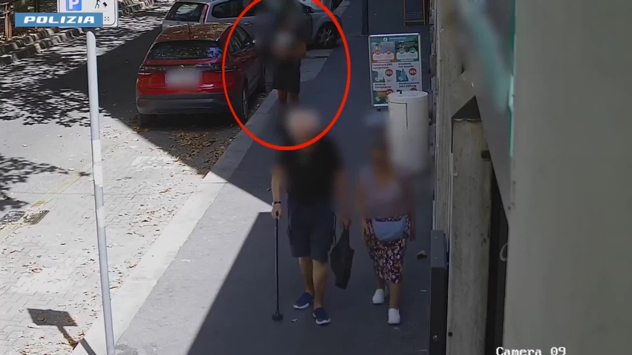Milano, segue una coppia di anziani, getta a terra l'uomo che cammina col bastone e gli strappa la catenina