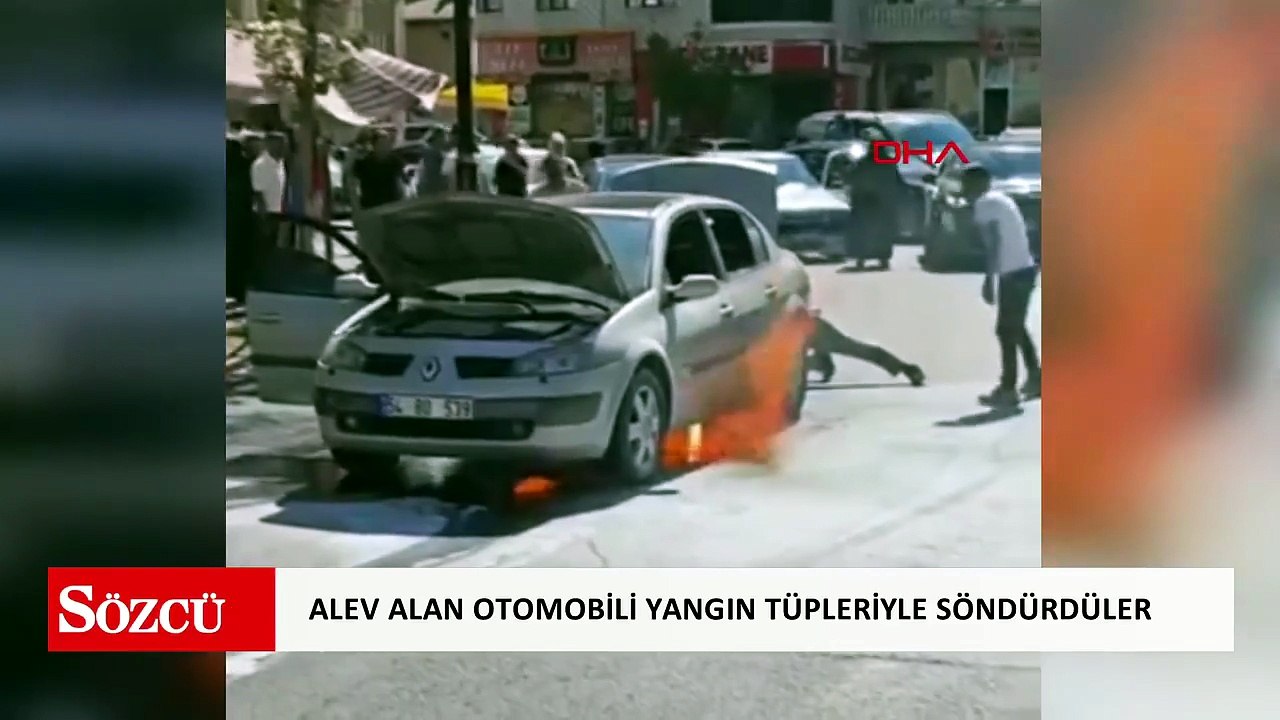Alev alan otomobile yangın tüpleriyle müdahale ettiler