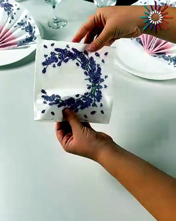 Table decoration with this napkin folding idea
