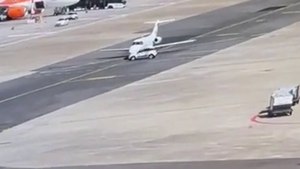 Il video dell'incidente a Linate: un veicolo di servizio urta un jet privato, la dinamica dell'impatto