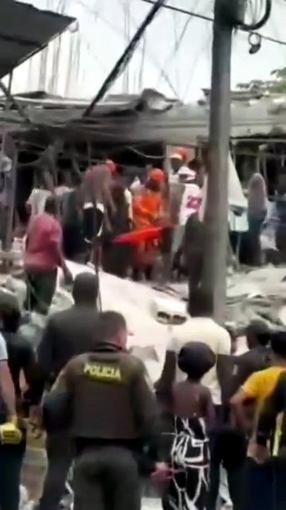 La emoción durante el rescate a un atrapado bajo los escombros en Quibdó (Colombia)
