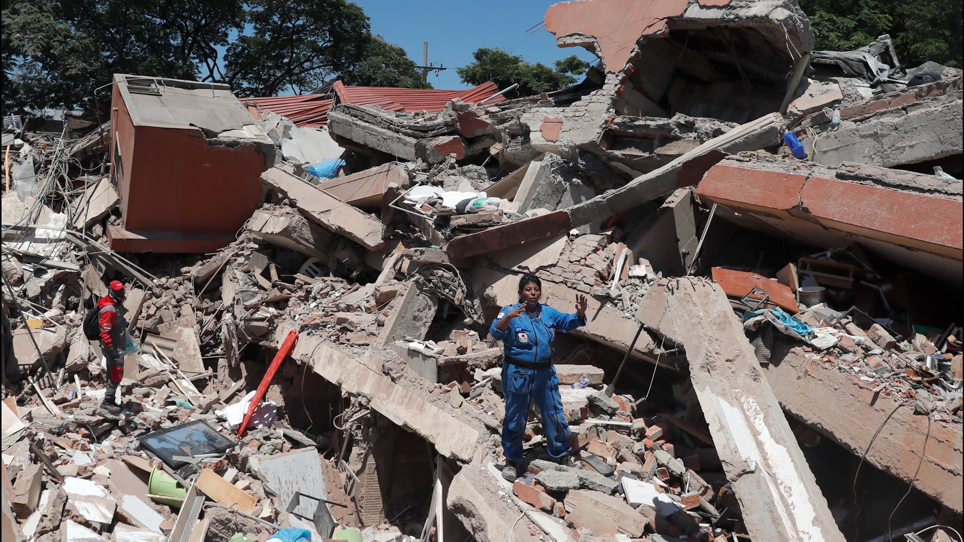 Las autoridades de Colombia elevan a 111 los muertos por el terremoto de magnitud 7,4 que ha derribado además numerosos edificios