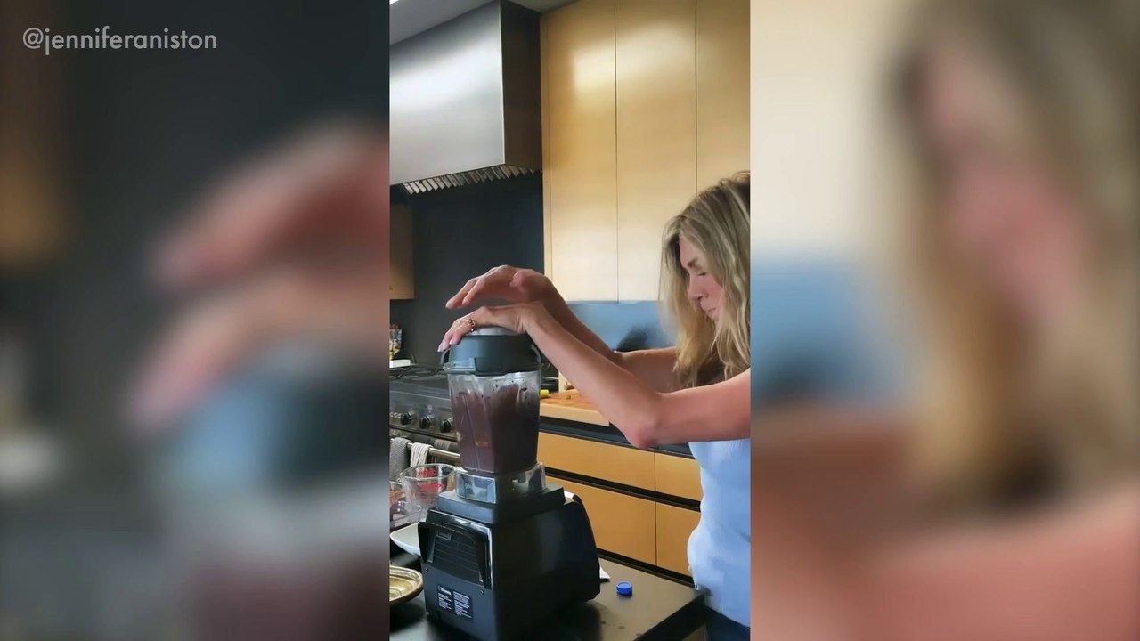 Jennifer Aniston whips up her favourite breakfast smoothie