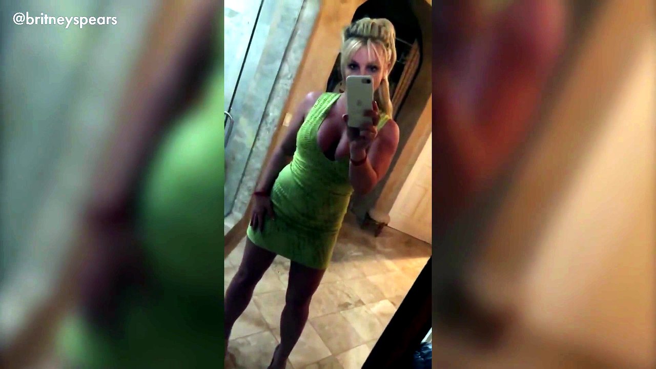 Britney Spears wows in plunging green dress