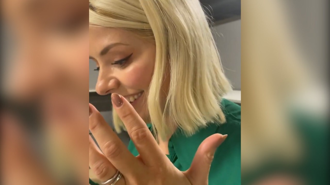 Holly Willoughby struggles to sign her own name...