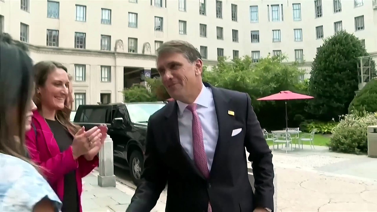 Thunderous applause rings out as Todd Blanche arrives at DOJ