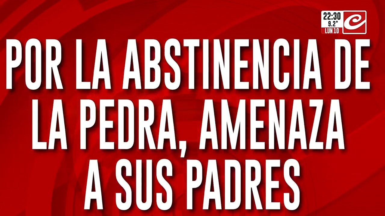 ¡Imágenes que estremecen! Fisurado y descontrolado, aspira el gas de la garrafa