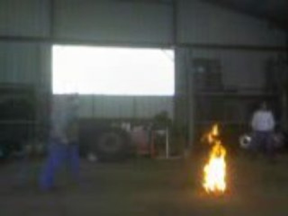 des passe avec un ballon de foot en feu