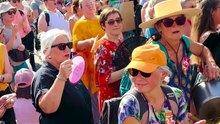 Protest vor Kanzleramt nach Stocker-Sager: "Das ist eine totale Verarschung von Frauen"