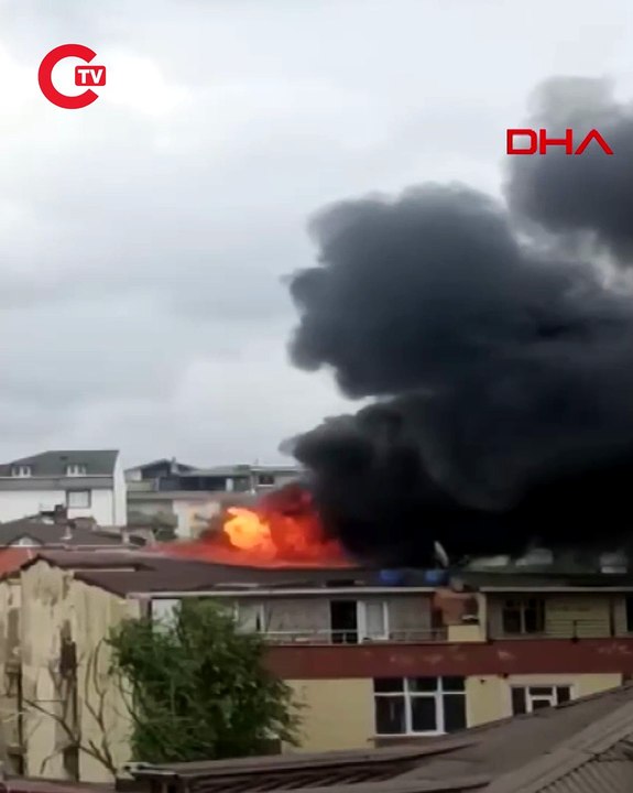 Arnavutköy'de 3 katlı binanın çatısında yangın