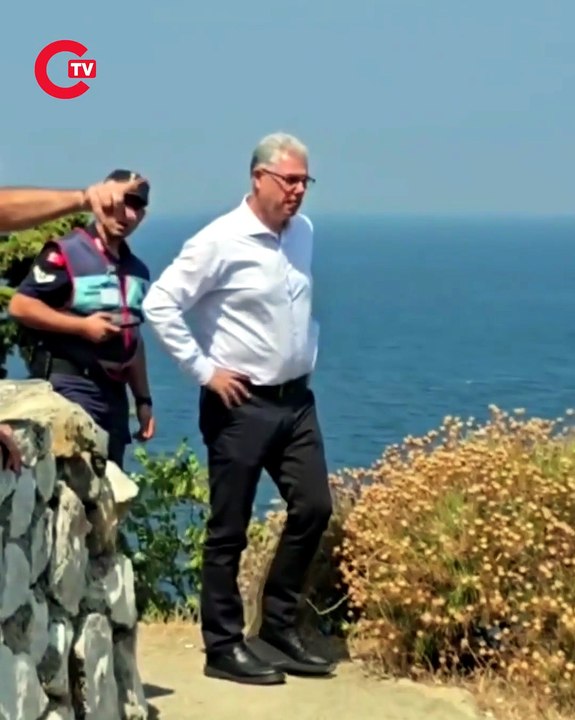 Denizde yüzerken 200 metre mesafede heyelan meydana geldi; o anlar kamerada