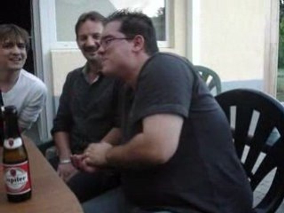 Greg chantant en buvant