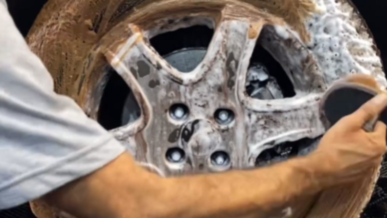 Grimy Tire Gets A Satisfying Reset
