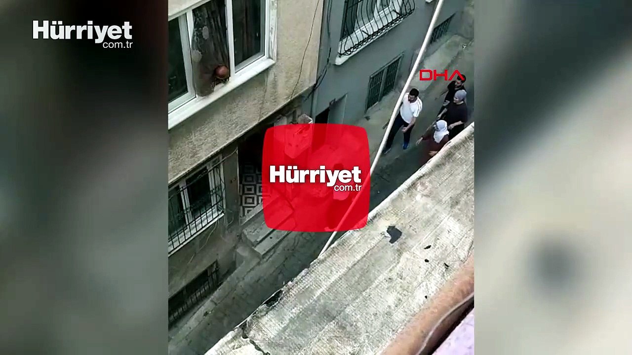 Beyoğlu’nda eniştesinin dükkanında fön çektirdi; para vermek istemeyince taş ve sopalarla evini bastılar