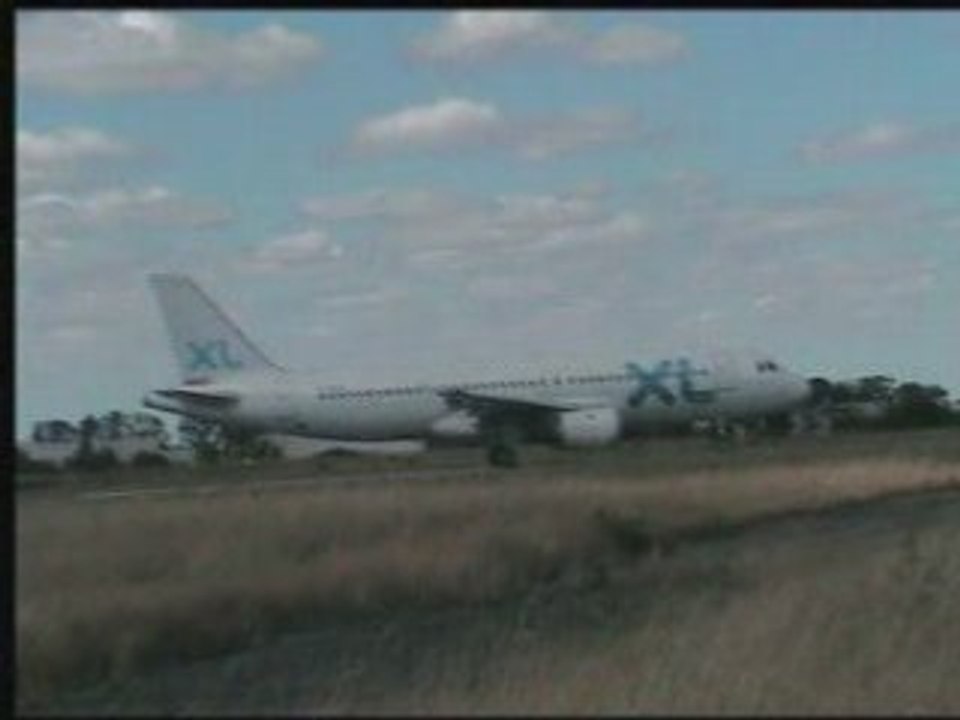 Take-off Airbus A320 XL-Airways-France F-HDCE