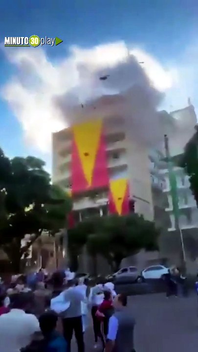 Un nuevo video aficionado captó el preciso instante en que otro edificio colapsa