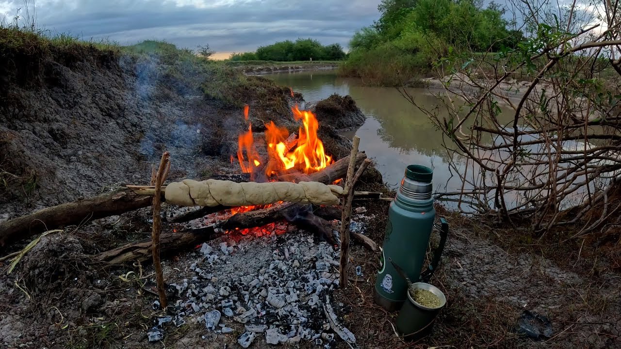 pescando y cocinando torta asada, solo en el río me agarro la noche, pesca de barrio
