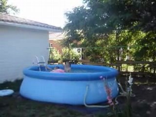 chloe et laurine dans la piscine