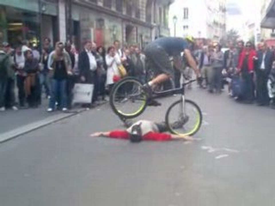 Acrobatie en Cross, Paris, Evenement BHV