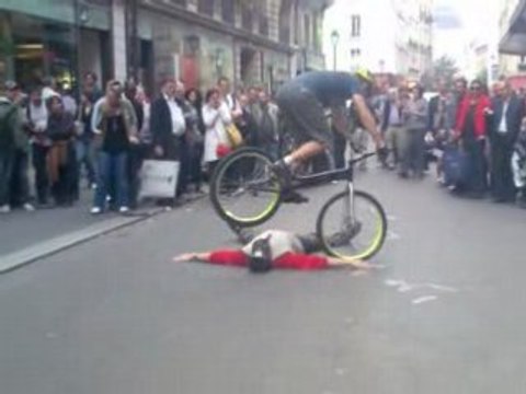 Acrobatie en Cross, Paris, Evenement BHV