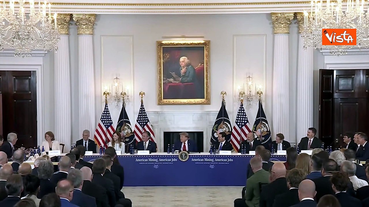 Tavolo rotonda minatori Usa, Trump riceve dell'oro: Molto prezioso, la gente non lo sa
